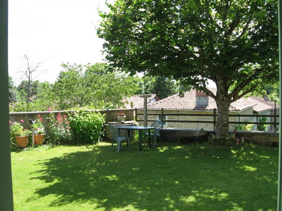 Cottage By The Chateau With Pool In National Parc Les Salles-Lavauguyon Eksteriør bilde