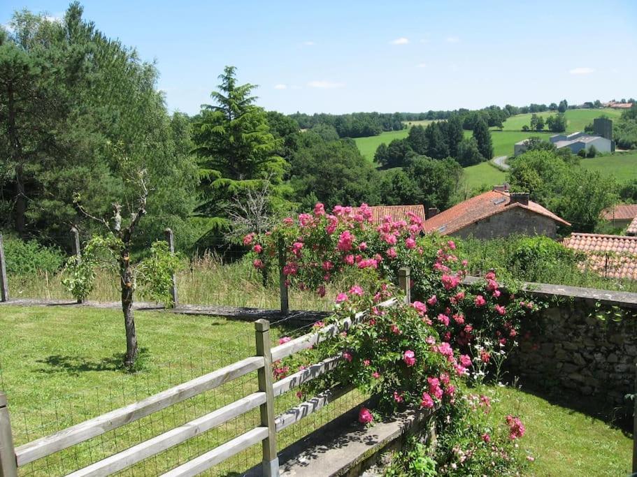 Cottage By The Chateau With Pool In National Parc Les Salles-Lavauguyon Eksteriør bilde