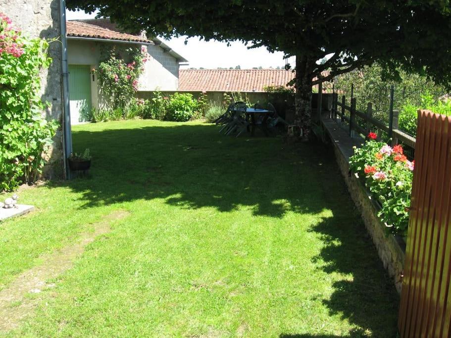 Cottage By The Chateau With Pool In National Parc Les Salles-Lavauguyon Eksteriør bilde